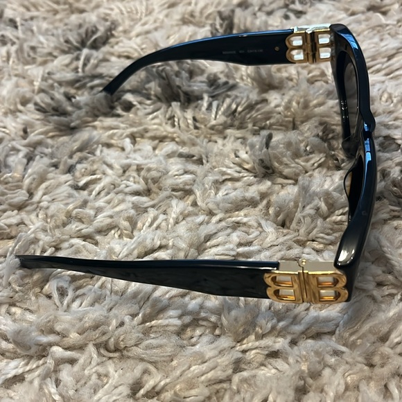 Balenciaga cat eye sunglasses with case. Pre-owned. Black. - Picture 3 of 7